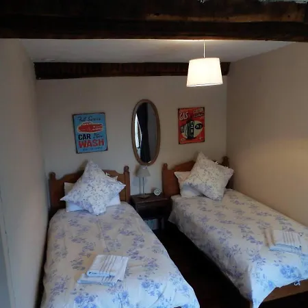 6-bed Sleeps 13 Pool & Pet Friendly Дом отдыха Saint-Sauveur-de-Carrouges
