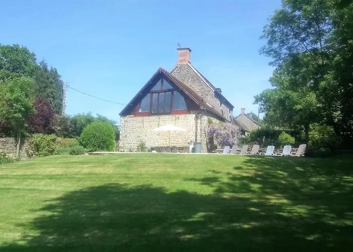 6-bed Sleeps 13 Pool & Pet Friendly Holiday home Saint-Sauveur-de-Carrouges