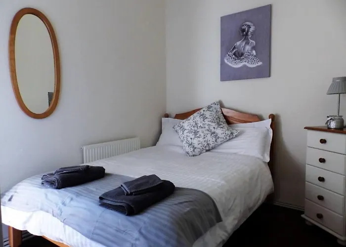 Holiday home 6-bed Sleeps 13 Pool & Pet Friendly