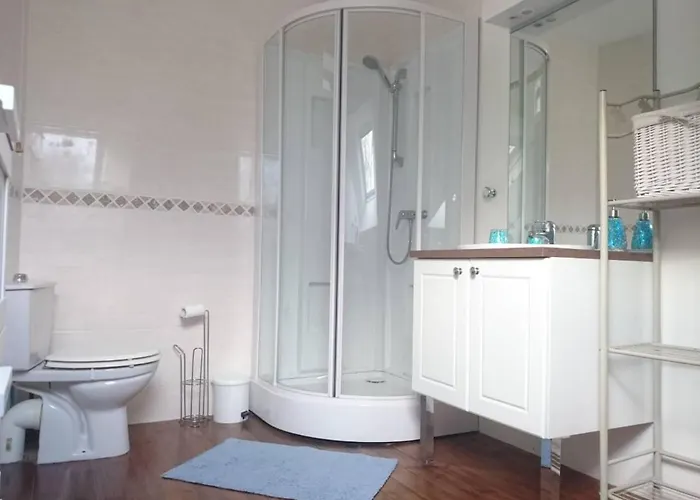 6-bed Sleeps 13 Pool & Pet Friendly Holiday home