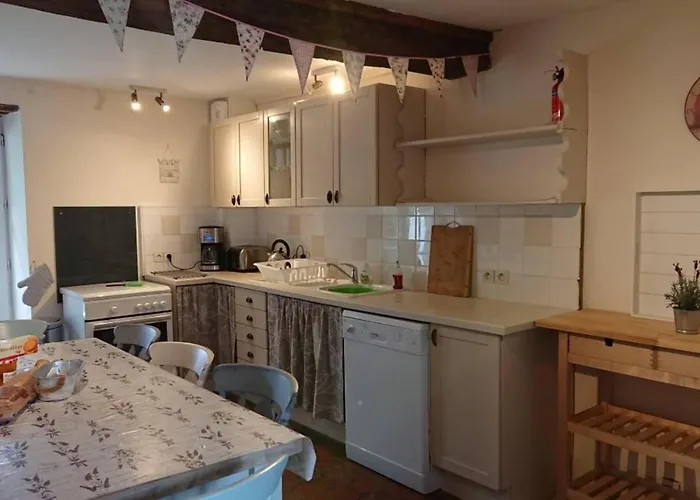 Holiday home 6-bed Sleeps 13 Pool & Pet Friendly