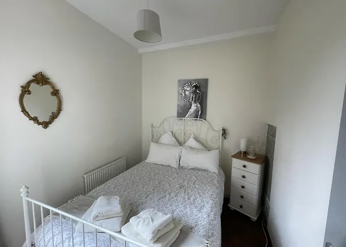 6-bed Sleeps 13 Pool & Pet Friendly Holiday home