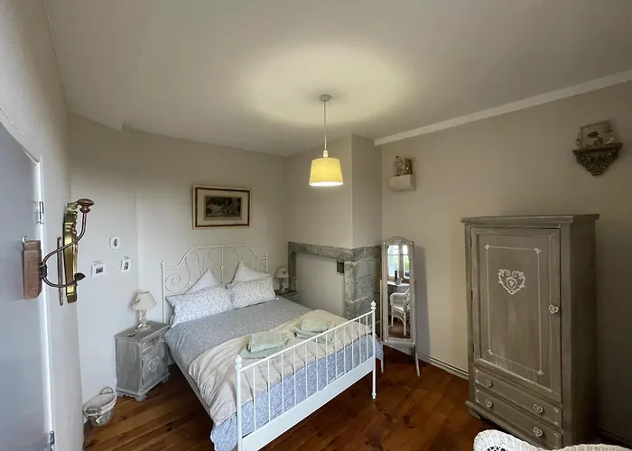 6-bed Sleeps 13 Pool & Pet Friendly Holiday home Saint-Sauveur-de-Carrouges