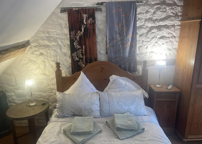 Holiday home 6-bed Sleeps 13 Pool & Pet Friendly Saint-Sauveur-de-Carrouges