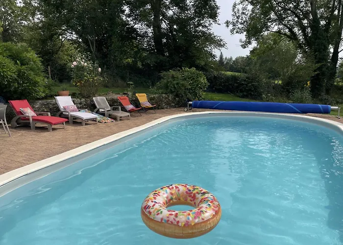 6-bed Sleeps 13 Pool & Pet Friendly Holiday home Saint-Sauveur-de-Carrouges