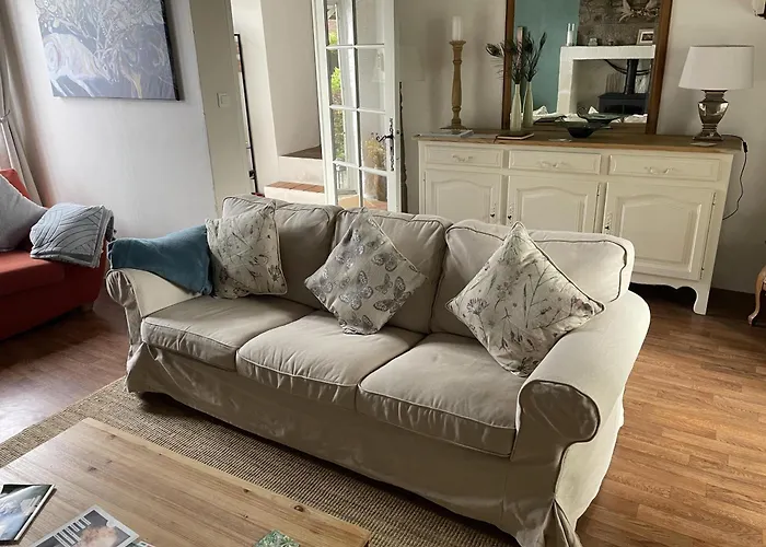 6-bed Sleeps 13 Pool & Pet Friendly *